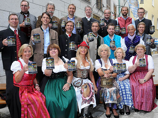 Kleien Wiesnwirte 2011 mit ihrem eigen Krug (©Foto: Ingrid Grossmann